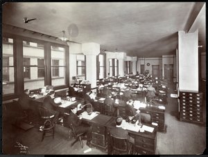 Männer und eine Frau arbeiten an Schreibtischen in einem Büro der Metropolitan Life Insurance Co. an der 23rd Street und Madison Avenue, New York, 1907